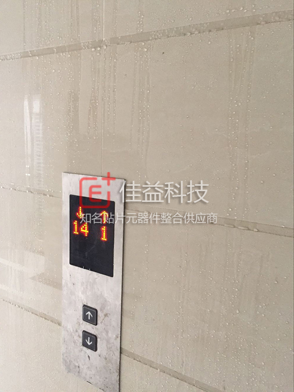 回南天，墙面布满水珠